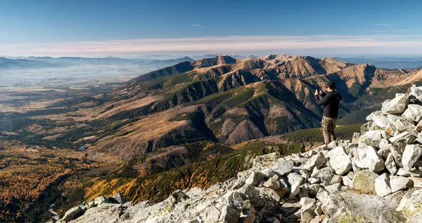 Vandrare Toppen Krivan Höga Tatrabergen Gör Bild Vackra Bergslandskap Slovakien — Stockfoto