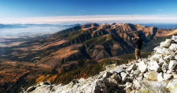 Vandrare Toppen Krivan Höga Tatrabergen Gör Bild Vackra Bergslandskap Slovakien — Stockfoto