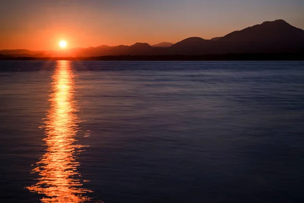 Отражение Солнечных Лучей Поверхности Воды Время Прекрасного Восхода Солнца Горы — стоковое фото