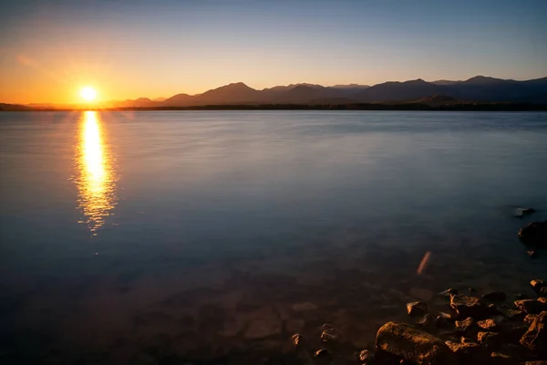 Красивый Красочный Пейзаж Восхода Солнца Галечный Пляж Костюмированная Линия Озера — стоковое фото