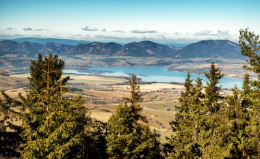 Bethe dağları manzarası. Demanovska Hora tepesinden Baraj Liptovska Mara, Slovakya.