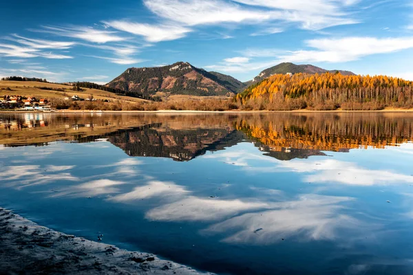 Spiegelbild Herbstlicher Bäume Und Hügel Auf Der Wasseroberfläche Talsperre Liptovska — Stockfoto
