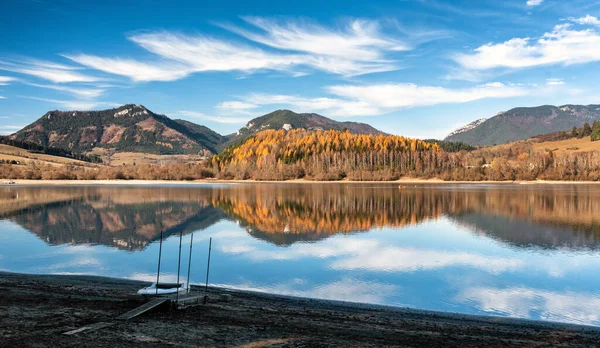 Spiegelung Von Herbstbäumen Und Hügeln Auf Der Wasseroberfläche Talsperre Liptovska — Stockfoto
