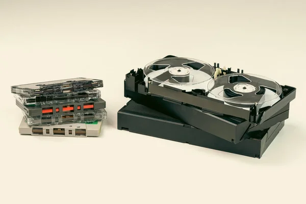 カセットオーディオとビデオテープ白の背景 — ストック写真