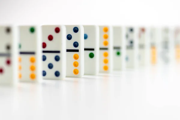 Domino Dominos Pezzi Con Punti Colorati Fila Sfondo Bianco — Foto Stock