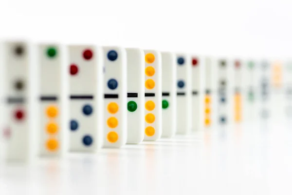 Domino Dominos Pezzi Con Punti Colorati Fila Sfondo Bianco — Foto Stock