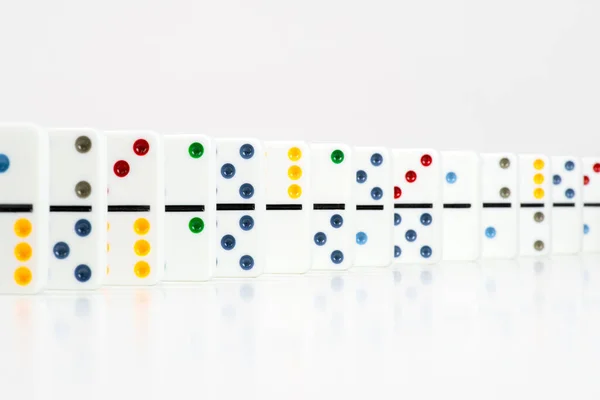 Domino Dominos Pezzi Con Punti Colorati Fila Sfondo Bianco — Foto Stock