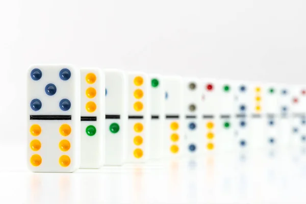 Domino Dominos Pezzi Con Punti Colorati Fila Sfondo Bianco Concetto — Foto Stock