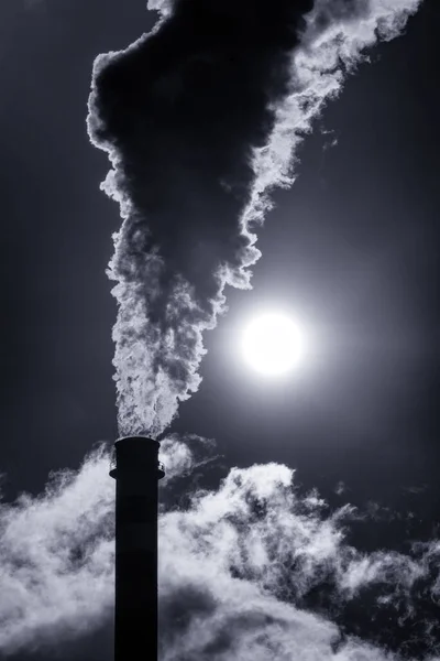 Fumée Noire Vapeur Cheminée Dans Usine Contre Soleil Sur Ciel — Photo