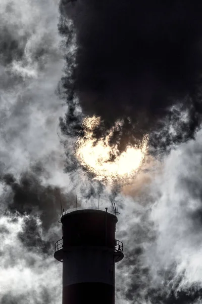 Fumaça Escura Vapor Chaminé Fábrica Contra Sol Céu — Fotografia de Stock