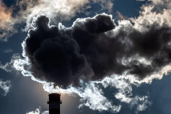 Donkere Rook Stoom Van Schoorsteen Fabriek Tegen Lucht — Stockfoto