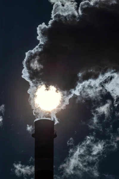 Donkere Rook Stoom Van Schoorsteen Fabriek Tegen Zon Aan Hemel — Stockfoto