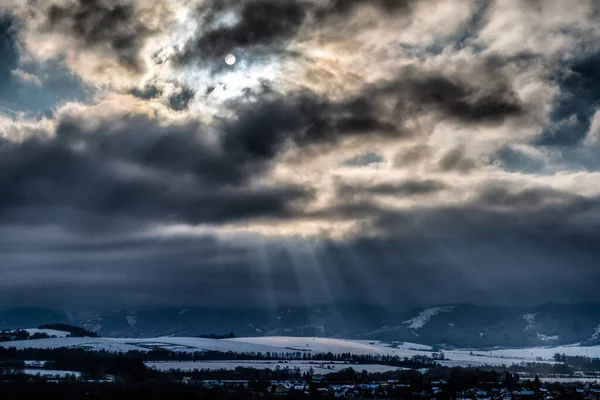 冬の雪の国と空の雲を通して太陽 — ストック写真