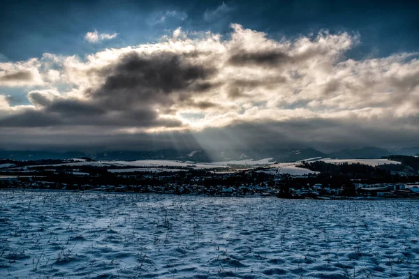 Vinter Snöiga Land Och Solstrålar Genom Moln Himlen — Stockfoto
