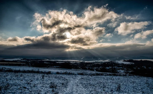 Χειμερινή Χιονισμένη Χώρα Και Ηλιαχτίδες Μέσα Από Σύννεφα Στον Ουρανό — Φωτογραφία Αρχείου