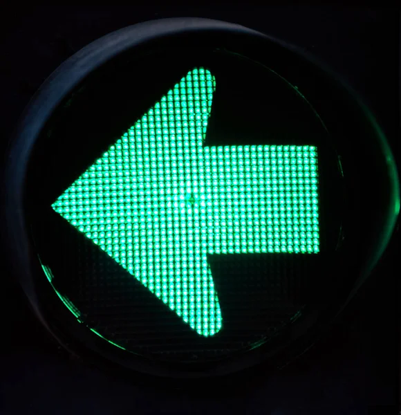 緑色の矢印が点灯緑の信号 左へ曲がって — ストック写真