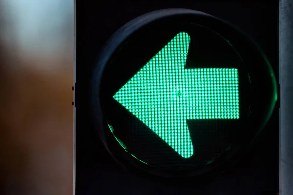 緑色の矢印が点灯緑の信号 左へ曲がって — ストック写真