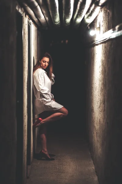 Girl Long White Shirt High Heels Posing Dark Hallway — Fotografia de Stock