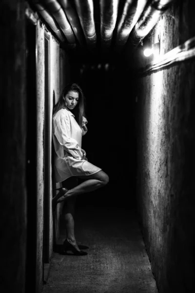 Girl Long White Shirt High Heels Posing Dark Hallway — Foto Stock