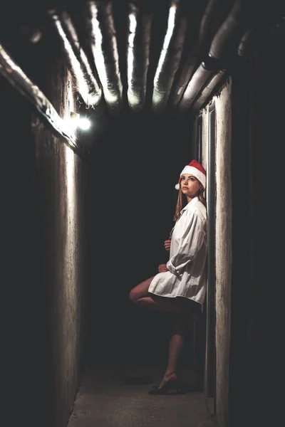 Uzun Beyaz Gömlekli Güzel Bir Kız Kafasında Noel Baba Şapkası — Stok fotoğraf