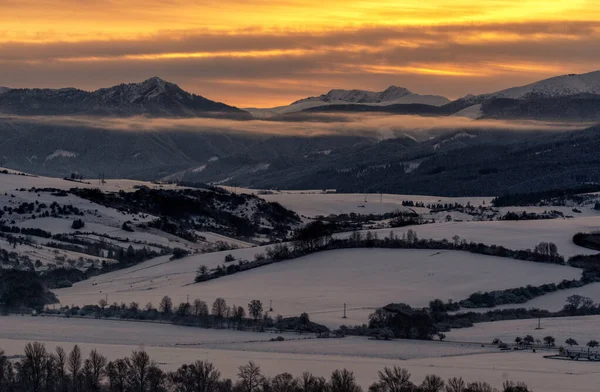 Snowy Zimowy Krajobraz Górski Kolorowe Niebo Powodu Wschodu Słońca Nad — Zdjęcie stockowe