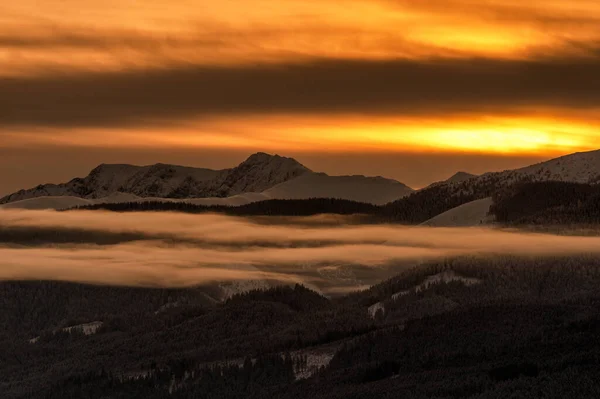 Snöig Vinter Bergslandskap Och Färgglada Himlen Rakt Soluppgång Över Kullen — Stockfoto