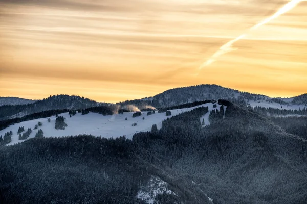 Kolorowe Pomarańczowe Niebo Nad Wzgórzem Malinne Górach Wielkiej Fatry Słowacji — Zdjęcie stockowe