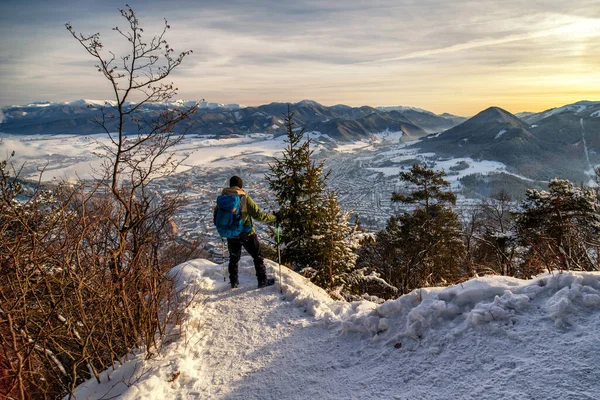 冬季雪景下 徒步旅行者从山顶上俯瞰着远足的杆子和背包 斯洛伐克Ruzomberok镇上空的Hill Cebrat — 图库照片