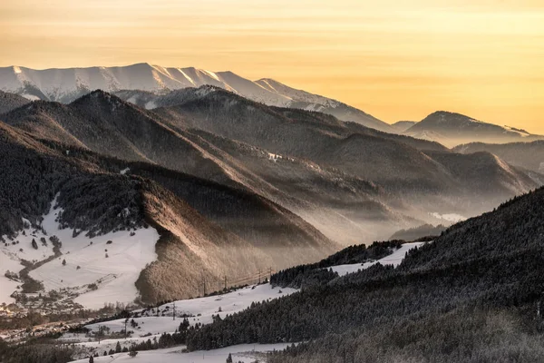 Kolorowe Wieczorne Niebo Nad Śnieżnymi Górami Zimowymi Villlage Biely Potok — Zdjęcie stockowe