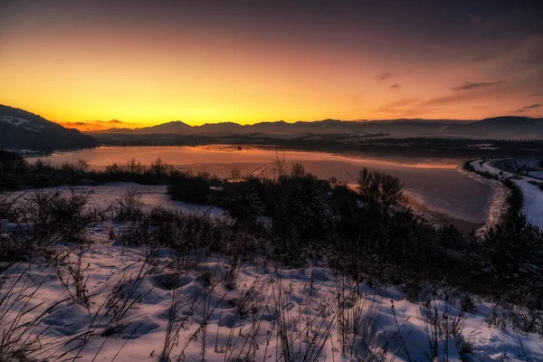 Schöner Kühler Himmel Bei Sonnenaufgang Über Dem See Talsperre Lipttovska — Stockfoto