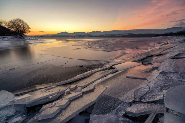 Πάγοι Επιπλέουν Στην Ακτή Της Λίμνης Πολύχρωμος Ουρανός Κατά Την — Φωτογραφία Αρχείου