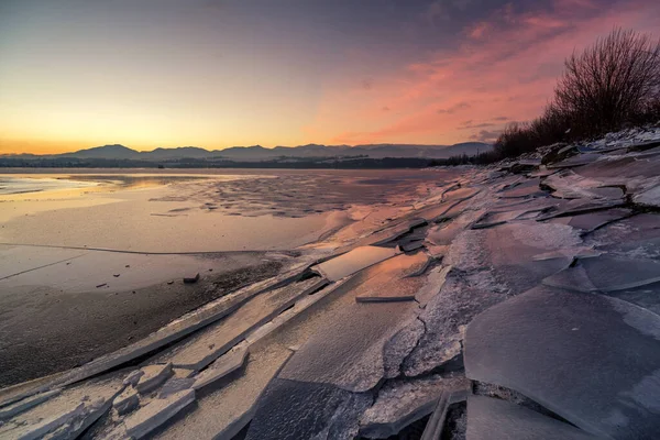 湖岸上浮冰 寒冷的冬日早晨 日出时分 天空多彩的 Liptovska Mara冻结大坝 斯洛伐克 — 图库照片