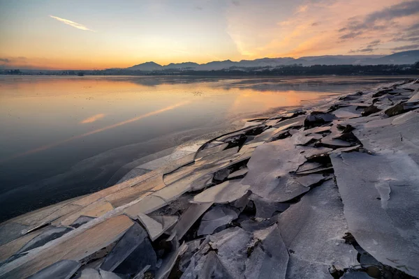 Ice Floes Lake Shore Colorful Sky Sunrise Cold Winter Morning — Fotografia de Stock