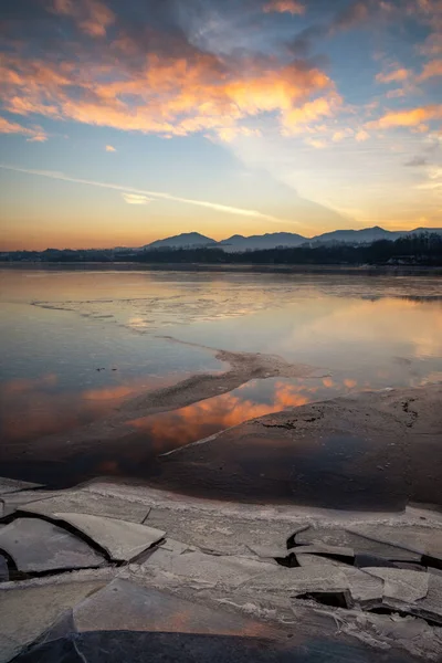 Ice Floes Lake Shore Colorful Sky Sunrise Cold Winter Morning — Fotografia de Stock