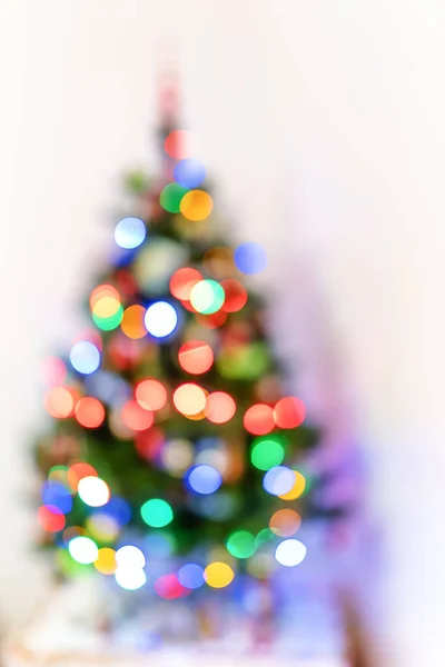 Bulanık Renkli Bokeh Kutlaması Beyaz Arka Planda Noel Ağacının Üzerindeki — Stok fotoğraf