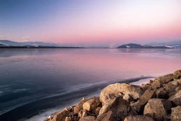 Piękne Różowe Niebo Rano Podczas Wschodu Słońca Jeziorze Zimowy Krajobraz — Zdjęcie stockowe