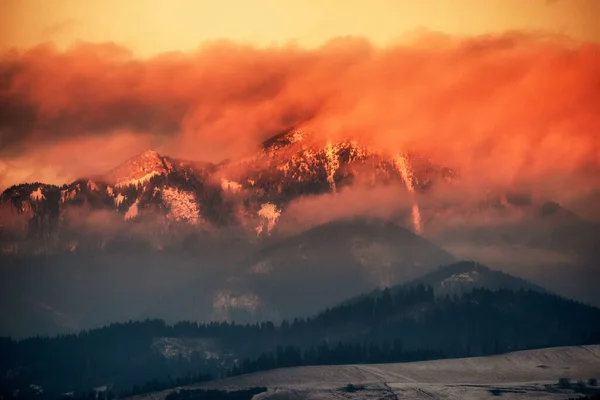 Färgglada Röda Ljusa Moln Toppen Kullarna Foggy Vinter Berg Hill — Stockfoto