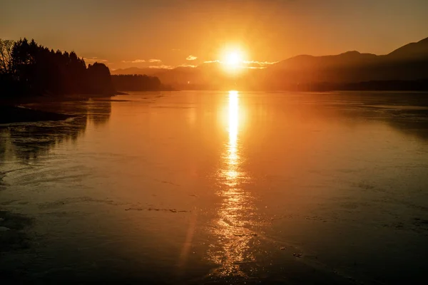 Liptovska Mara大坝上美丽的日出美丽的早晨在斯洛伐克 色彩艳丽的冬季风景 — 图库照片