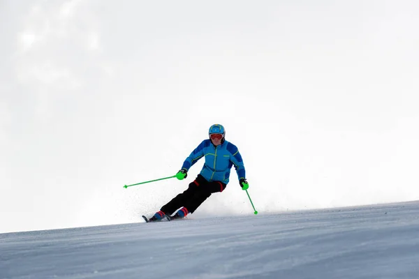 Skier Skiing Downhill Slope — Stock Photo, Image