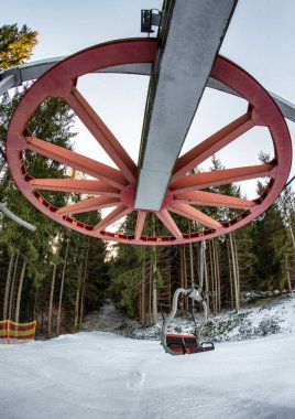KRUSETNICA, SLOVAKIA - 15 HAZİRAN 2021: Krusetnica tatil beldesinde kış mevsiminde boş sandalyeler.