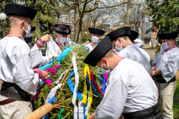Ruzomberok Slovakia 2021年5月1日 由于Coronavirus Covid 19而戴防护面罩的人在5月1日树立了蛋杆 斯洛伐克民间传统 — 图库照片