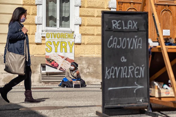 Ruzomberok Slovakia 2021年5月11日 无家可归的人靠坐在路上的呼吸机乞讨 — 图库照片