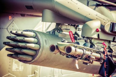 SLIAC, SLOVAKIA - 29 AĞUSTOS 2015: Bir uçağın kanadı altında kanatlı bir füze. Jet uçağında roket. Uçağın silahları..