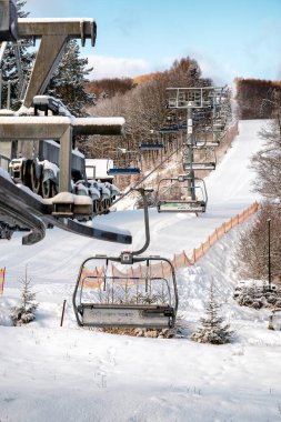 VALCA, SLOVAKIA - 22 HAZİRAN 2022: Kış mevsiminde Snowland Valca tatil beldesinde kayak kaldırma koltuğunda boş sandalyeler.