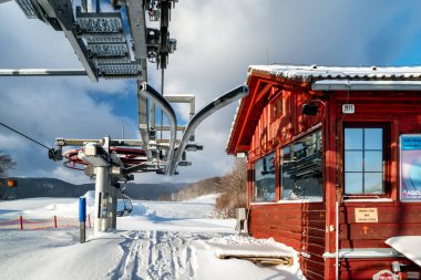 VALCA, SLOVAKIA - 22 HAZİRAN 2022: Kış mevsiminde Snowland Valca tatil beldesinde kayak kaldırma sandalyesinin üst istasyonu.