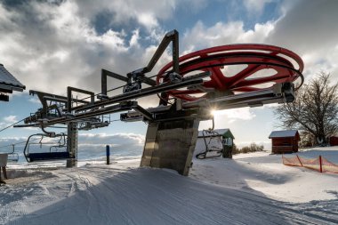 VALCA, SLOVAKIA - 22 HAZİRAN 2022: Kış mevsiminde Snowland Valca tatil beldesinde kayak kaldırma sandalyesinin üst istasyonu.