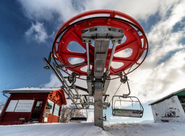 VALCA, SLOVAKIA - 22 HAZİRAN 2022: Kış mevsiminde Snowland Valca tatil beldesinde kayak kaldırma sandalyesinin üst istasyonu.