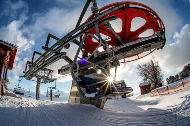 VALCA, SLOVAKIA - 22 HAZİRAN 2022: Kış mevsiminde Snowland Valca tatil beldesinde kayak kaldırma sandalyesinin üst istasyonu.