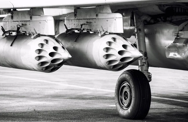 战斗机翼下的有翼的导弹 喷气式战斗机上的火箭四 飞机的武装 — 图库照片