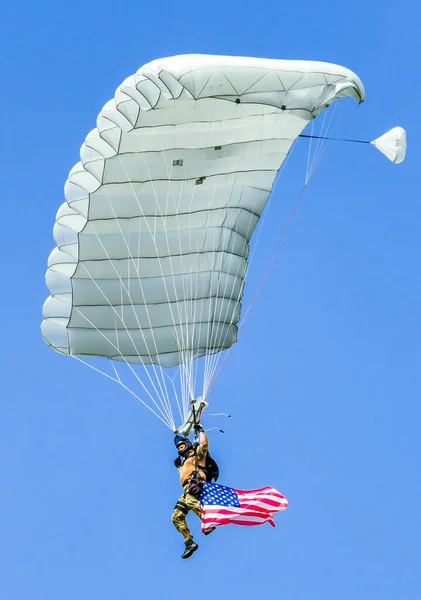 Sliac Slovakia 2017年8月27日 アメリカ陸軍のパラシューター アメリカ航空ショーSiaf 2017でアメリカ国旗を掲揚 — ストック写真